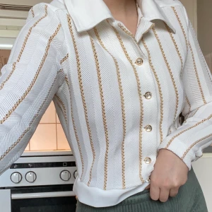 Preppy topp - Såå söt och väldigt ”preppy topp”. Den har guldiga detaljer och knappar som går att knäppa upp om man vill ha den öppen eller inte 💕💕💕 skulle passa superbra till en söt kjol eller bara till ett par vanliga jeans!