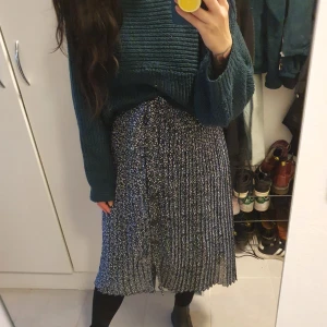 Blommig midi kjol - Fin blommig midi kjol från monki med knytband.