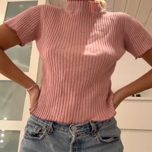T shirt - Rosa ribbad t shirt med hög krage, köpt på second hand. 120 + frakt