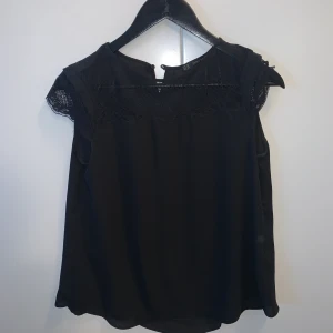 Blus från Zara - Svart blus med spets från Zara. Knappt använd. Storlek XS.  Först till kvarn på alla plagg, ingen budgivning. Ange vilket pris du skulle vilja köpa plagget för så kan vi komma överens om ett bra pris där båda blir nöjda. 