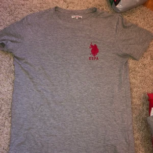 Grå t-shirt - En grå t-shirt från Ralph lauren. 