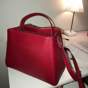  - En superfin lite större väska från Zara som jag dock inte längre använder. Köparen betalar frakt🌸🌸