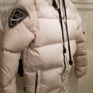  - Tvättad en gång via kemtvätt och en gång vanligt så lite fläckig  vid armen men inget som stör.    XS Vit  