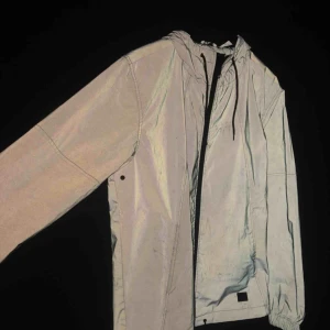  - Jätte fin ny reflexjacka från Brixtol, funkar bra som regnjacka samt vindjacka. Men är även en super cool vardagsjacka som höjer din outfit rejält:) (storlek XL men funkar för L också)