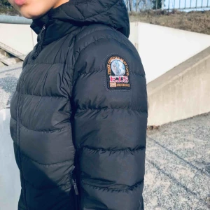  - Världens snyggaste Höst/Vår jacka! Superskönt och verkligen perfekt denna årstid. Stänger vinden ute och har riktigt bra inne och utefickor. Nypris var 4000kr jag har ALLA lappar kvar. Samt äkthetsbevis.