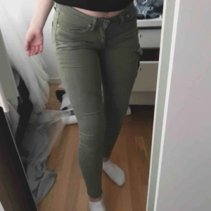  - Militär gröna byxor Storlek 34 Har två rispor vid fickorna där med de låga priset Men man kan laga de lätt💕 