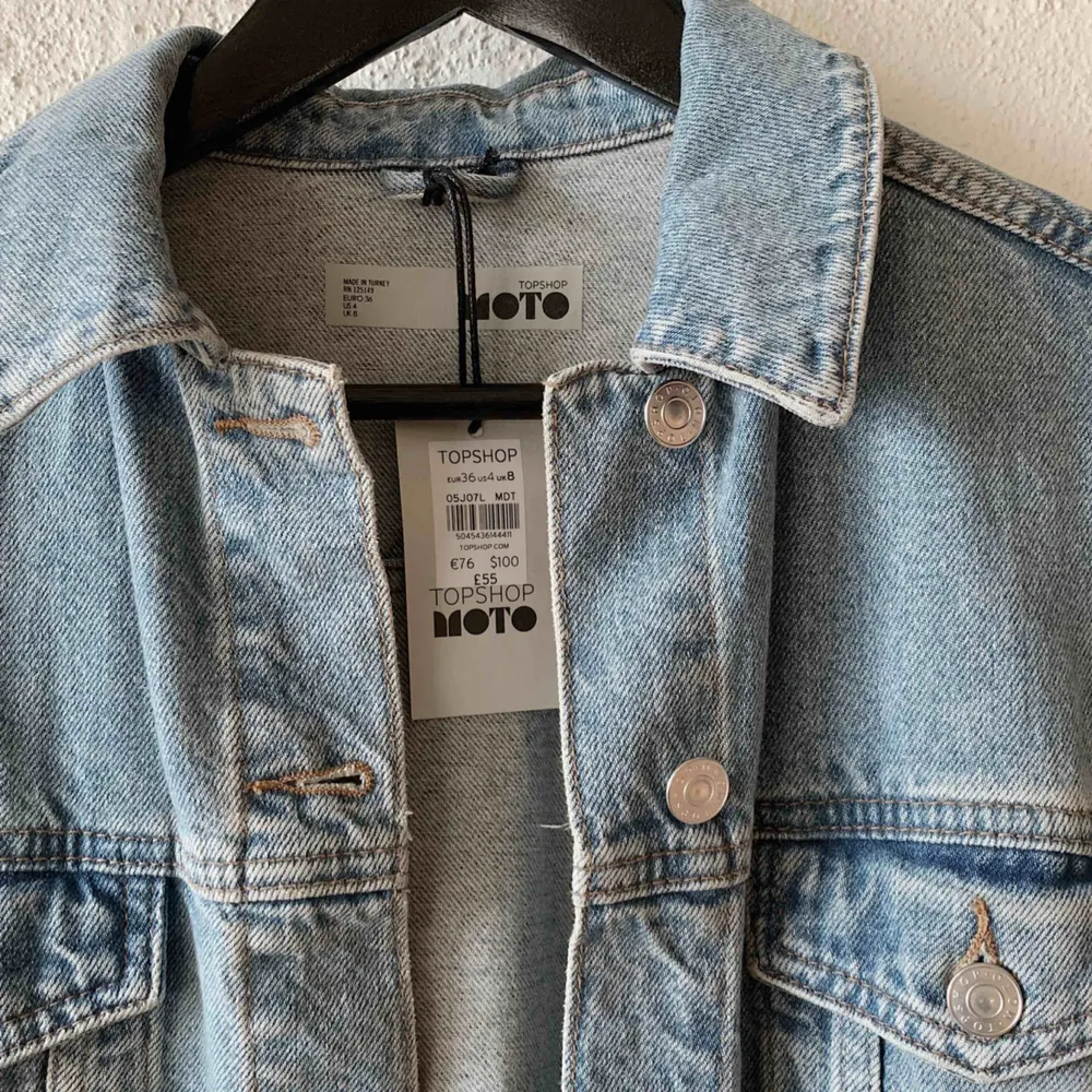 Helt oanvänd jeansjacka (längre modell) från topshop. Prislappen sitter kvar . Jackor.