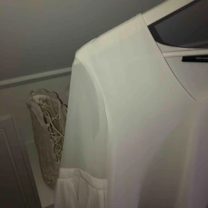  - Aldrig använd blus från Vero Moda. Så snygg och klassisk men säljs då den är för liten över bysten på mig. Denna tröja till ett par kostymbyxor och klackar, även snygg till jeans,to die for!