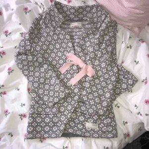  - Odd Molly kofta, super söt kofta med en ljus rosa rosett, passar dom som har XS/S i storlek, använd få gånger, säljer pgd av att jag inte använder den.  Köparen står för frakt 💗