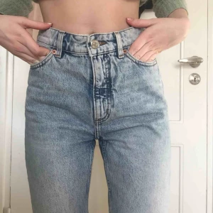  - Jättesnygga jeans från Monki i bra skick. Raka hela vägen