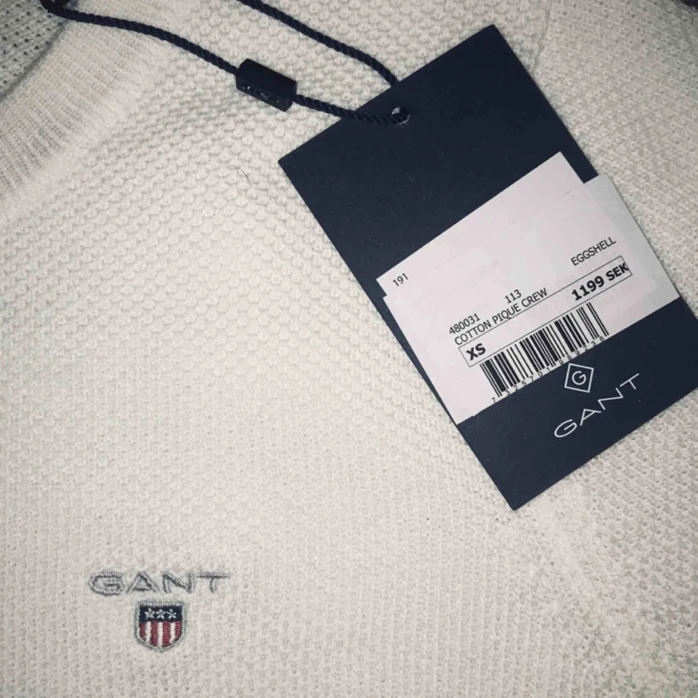 Jättesnygg vit Gant tröja i jätteskönt material superbra kvalitet. Jag köpte den för ungefär 1199 kr jag säljer den för 400kr den är tyvärr för liten för mig.. Stickat.