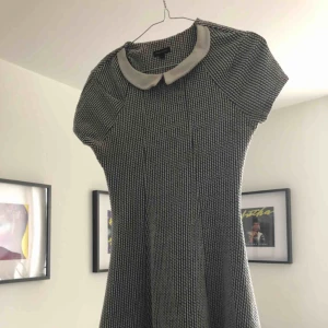  - Figursydd preppy klänning från River Island! ✨