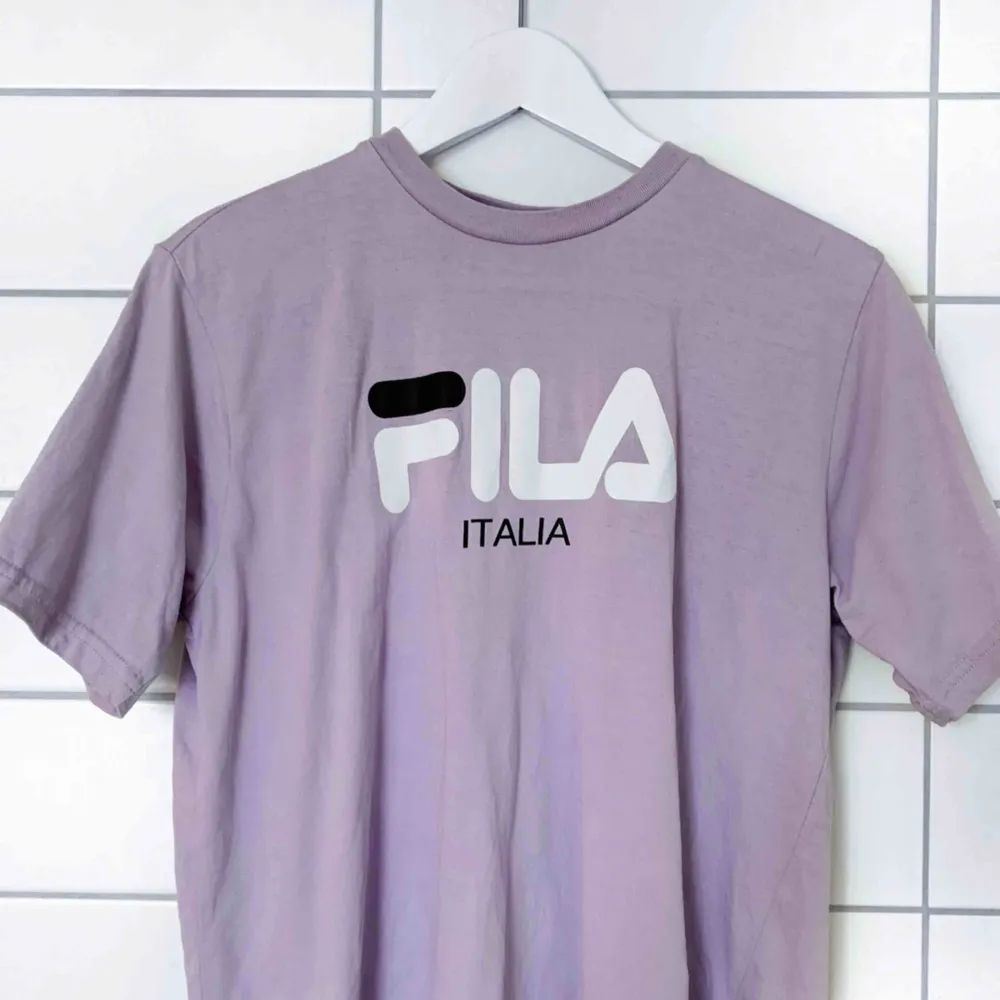 Supersnygg ljuslila ”boyfriend” t-shirt från Fila! Använd en gång!🔮. T-shirts.