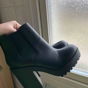  - Kängor i storlek 39 