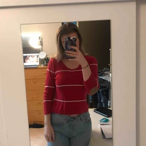  - En stickad tröja från bik bok. Använd men ändå i bra skick. Köparen står för frakt.