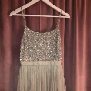  - Maya klänning från ASOS. Använd endast en gång. Perfekt som balklänning. Inköpspris: ca 1000 Prutbar