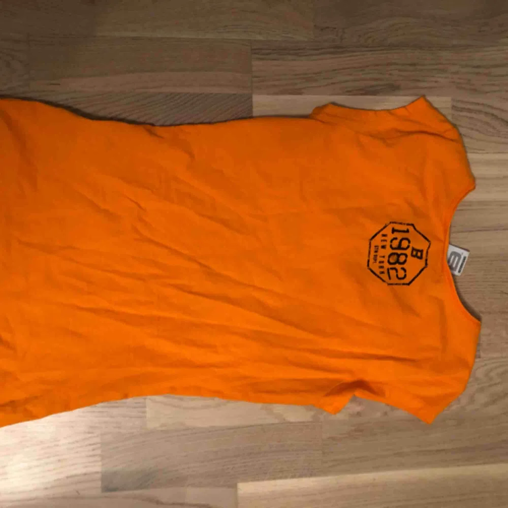 Better Bodies t-shirt, nyskick, orange, stl xsmall, 150kr. . Toppar.