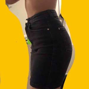 Säljer en svart jeans kjol ifrån Zara💕 använd endast en gång🌟 finns i Falun men kan frakt mot fraktkostnad 