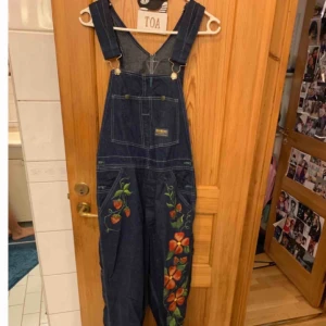  - Handmålad overall 🍓 Använd i ca 20 minuter för att ta bilder så dom är som nya! Katt finns i hemmet 🐈   Köparen står för frakten, 58kr 📮