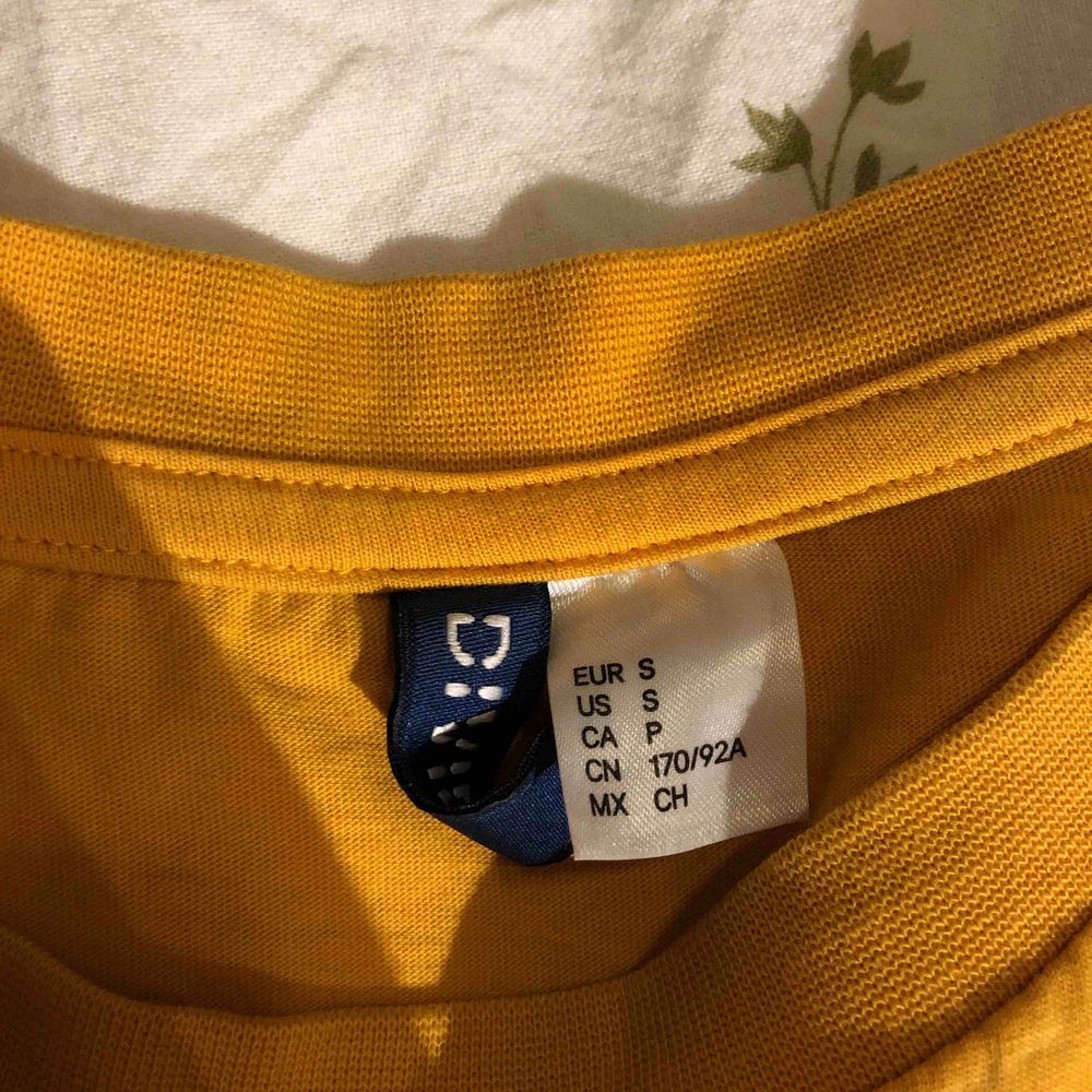Vill egentligen inte sälja denna för jag tycker om den så mycket men har märkt att jag inte passar i gult! Tröjan är oversized så den passar M och L också. Köparen står för frakt! . T-shirts.