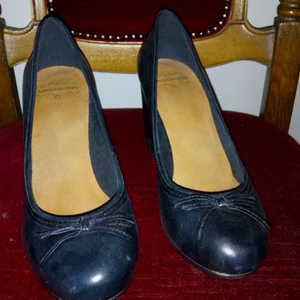  - Oanvända klackar, dessvärre lite för små för mig. Läder.