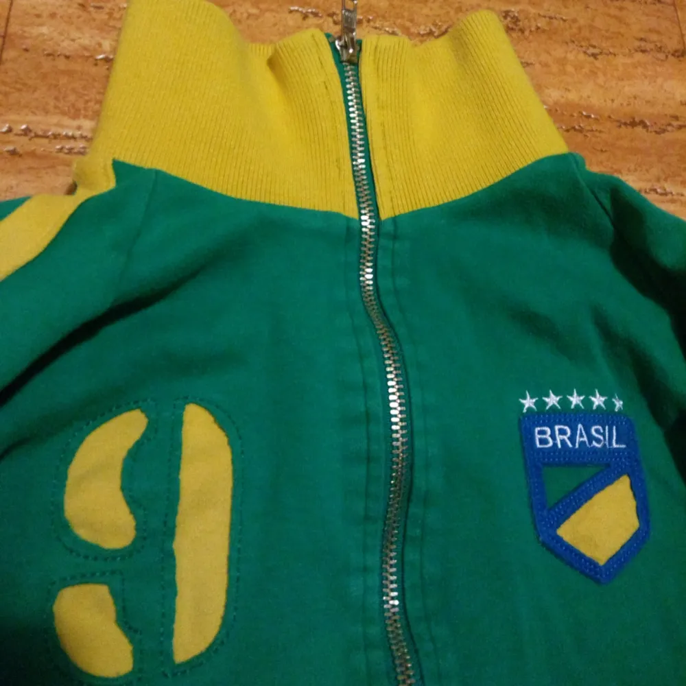 Vintage träningströja med Brasil på! . Hoodies.