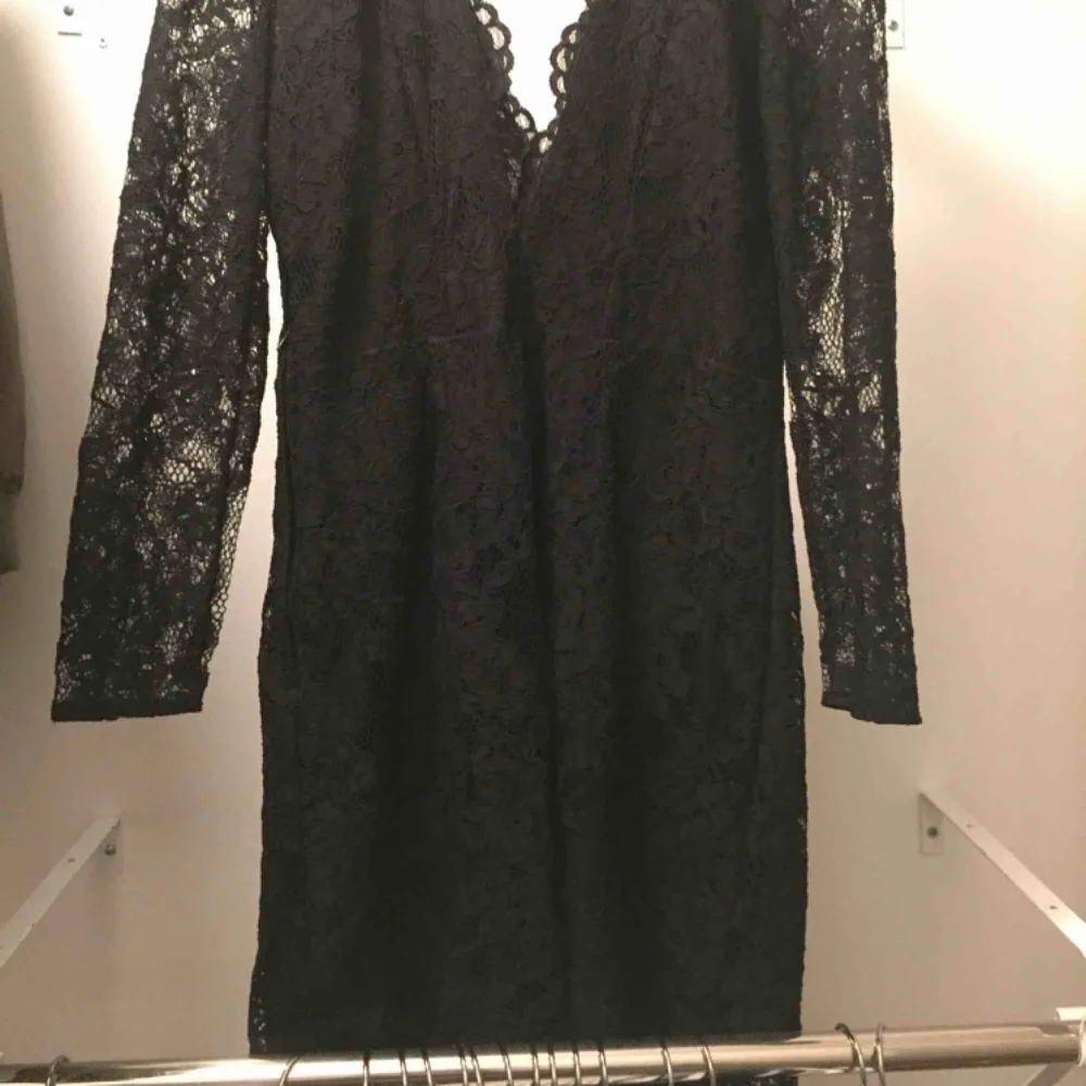 Spetsklänning köpt på H&M, nypris 499. Använd en gång, frakten står köparen för!💕🌟. Klänningar.