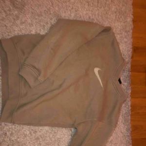  - Nice brun färg med Nike logo i vit, storlek M men passar också S :) 