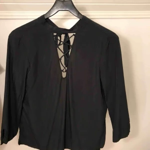  - Festblus från ZARA med öppen rygg och urringning i fram.  Köparen står för frakt.