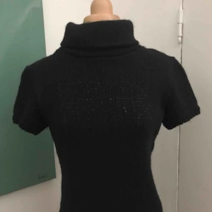  - Stickad kortärmad polo ifrån FENDI 