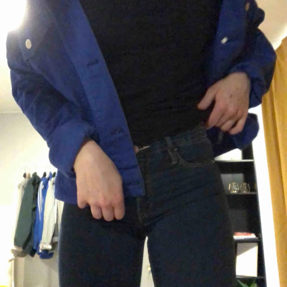 Säljer ett par mörkblåa jeans som inte används, jag personligen tycker det är väldigt fina men lite små eftersom det är barn storlek, det är som XS.  Frakt ingår ej, kan tänka mig att gå ner i pris så det är bara att skriva. Hålen har jag gjort själv. Jeans & Byxor.
