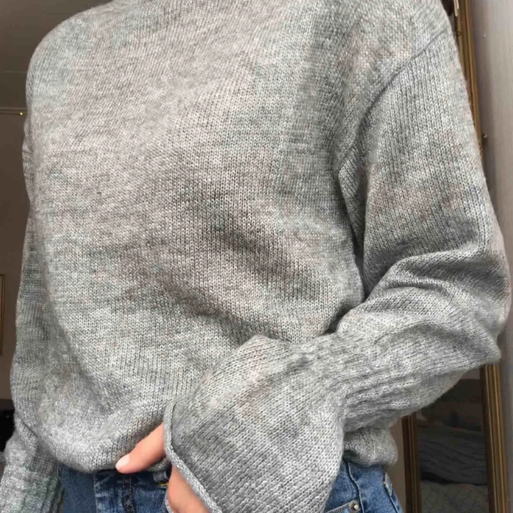 Mysig stickad tröja, köpare står för frakt🥰 (bilderna blev lite röda?? Men den är grå!). Stickat.