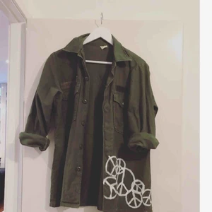  - Handmålad Army jacka Camouflage grön  One size   Kan maila fler bilder   Frakt tillkommer 