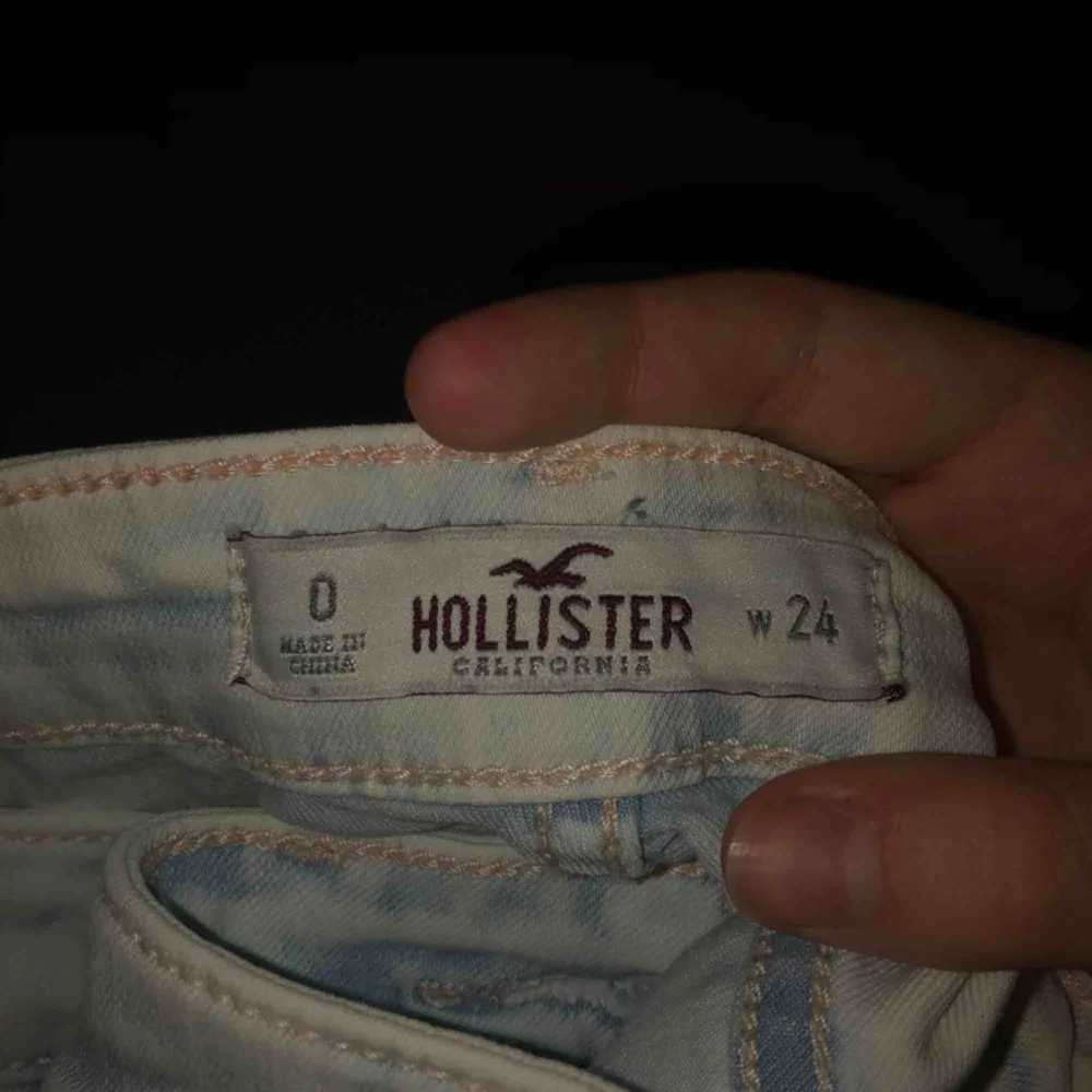 Ljusblå jeans från Hollister, lite kortare i benen. Storlek 0, W24. Tar bud. . Jeans & Byxor.