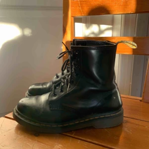  - Dr Martens i använt skick (se bilder). Frakt tillkommer 💫
