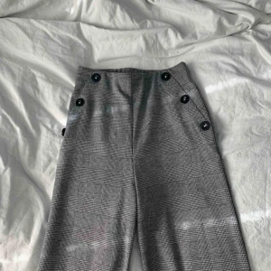  - Rutiga finbyxor, använda ett fåtal gånger. Strl 8, motsvarar S. Bra i längden på mig som är 166cm. Frakt 79kr