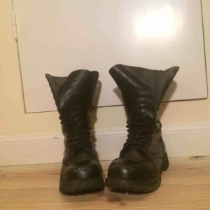  - Chunky black Leather boots “Trash”. Sole height: 2cm. Barely worn cuz too small. 