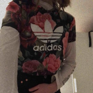  - En fake croppad adidas T-shirt från Grekland. Väldigt bra skick och inte använd så mycket. Frakt tillkommer på 30kr