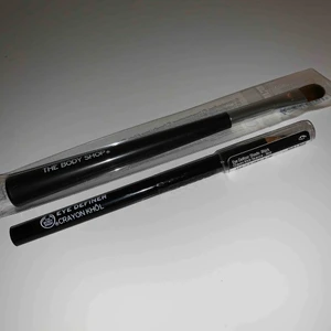  - En ögonskuggsborste och en svart kajal. Båda helt orörda. Kan köpas en och en.