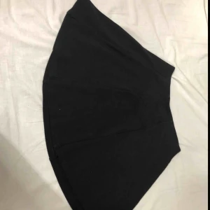  - Super fin svart kjol, perfekt längd och super fladdrig så den är inte alls hård i tyget. 