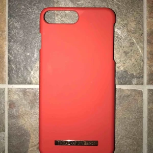  - Ett rött, hårt skal från iDeal Of Sweden. Passar för iPhone 7 PLUS och sitter som en smäck! :) 