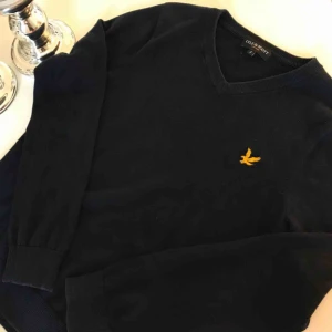  - Fin Lyle &Scott tröja i bomull, marinblå. Strl S Köparen står för frakt😀  