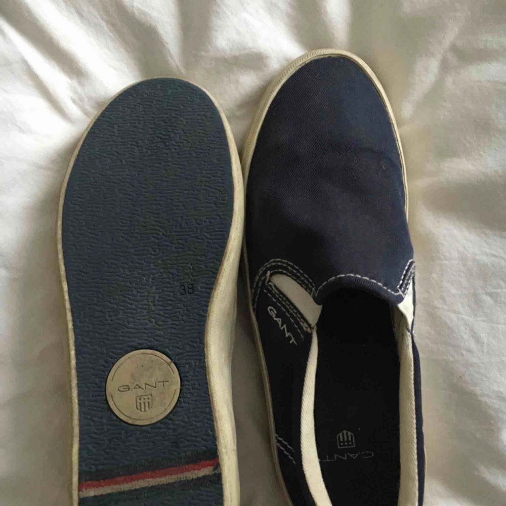 Säljer mina sköna marinblå Gant skor (ny pris 700). Frakt tillkommer🥰. Skor.