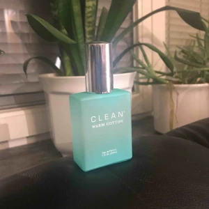  - Den otroligt populära parfymmärket Clean i doften "Warm Cotton". Köpte detta i ett set men var mest ute efter de andra två! Den är helt ny och därför aldrig använd! Gå förbi Kicks eller Åhléns för att lukta på den gärna💕