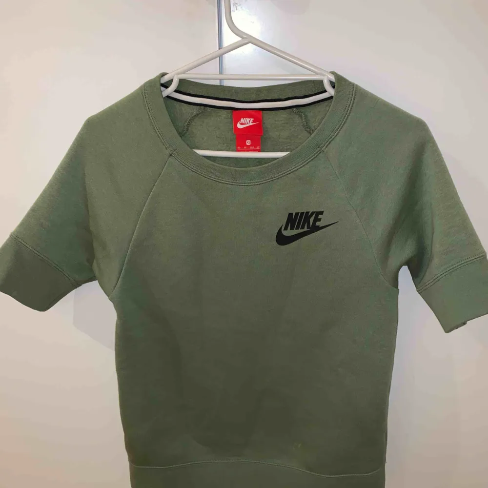 Nike tröja i bra skick. Kan mötas upp i gbg men kan även frakta. Frakt: 55kr. T-shirts.