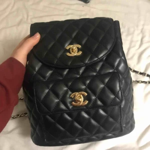  - super snygg Chanel ryggsäck. den är fake men är en a+ kopia. har mycket rum för olika grejor, och man kan tillochmed få plats med en laptop <3 älskar, men känner att jag måste rensa lite i garderoben. <333 Pris kan diskuteras !