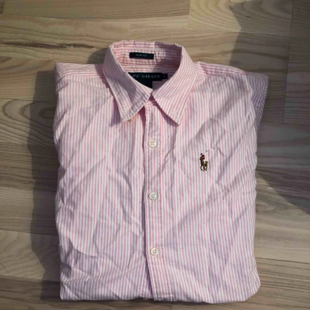 Ralph Lauren skjorta endast använd ett fåtal gånger. Nyskick! Nypris (599) Om du har frågor så tveka inte :)  Frakt ingår i priset . Skjortor.