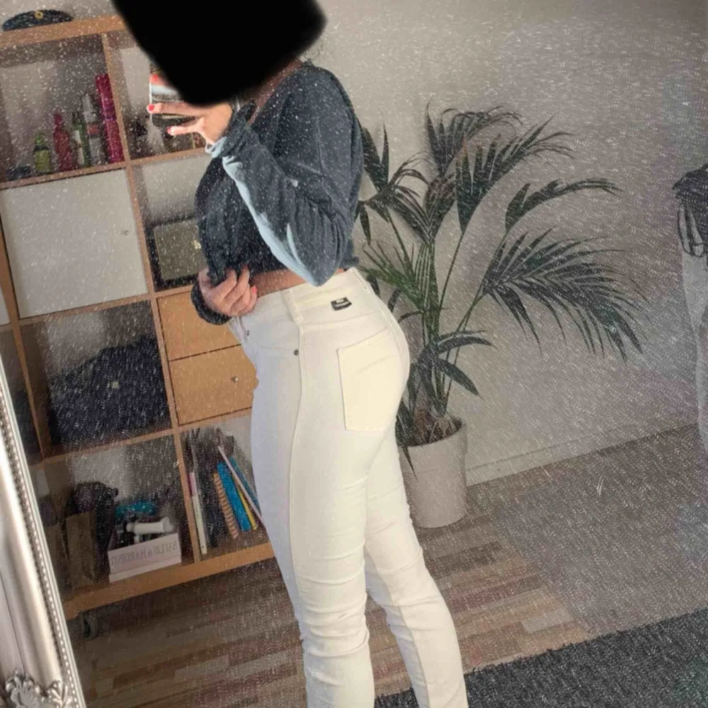 Vita DR DENIM jeans, plenty(slim) som nya. Står storlek S, men töjdes ut efter första användningen, så skulle säga att de passar bättre till M/L. Nypris: 399kr . Jeans & Byxor.