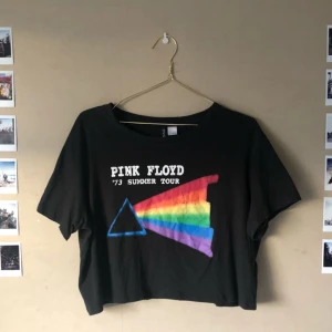  - Svart Pink Floyd-tisha från H&M. Använd ett fåtal gånger och kommer inte till användning längre, i fint skick. Frakt tillkommer!✨🌈