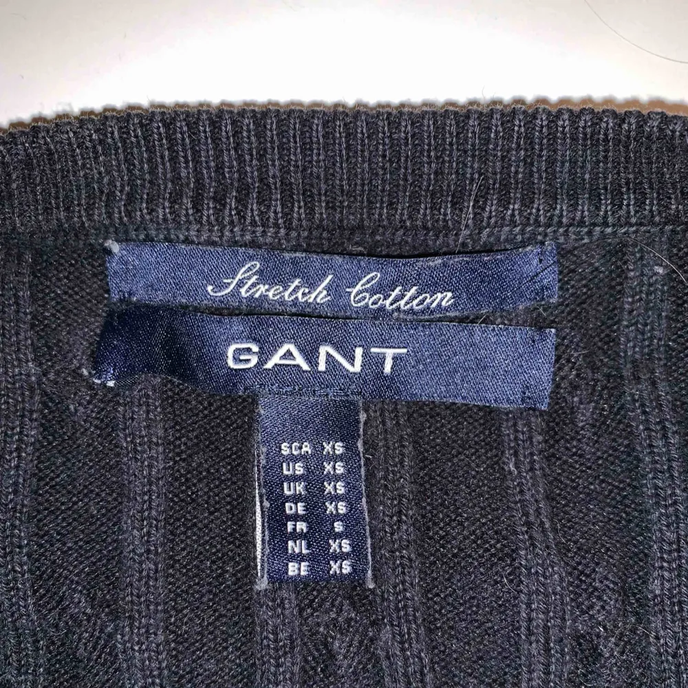 Kabelstickad tröja från Gant. Har förlorat lite färg och är inte lika mjuk som den är ny pga tvätt. Frakten är inräknad i priset. Tröjor & Koftor.